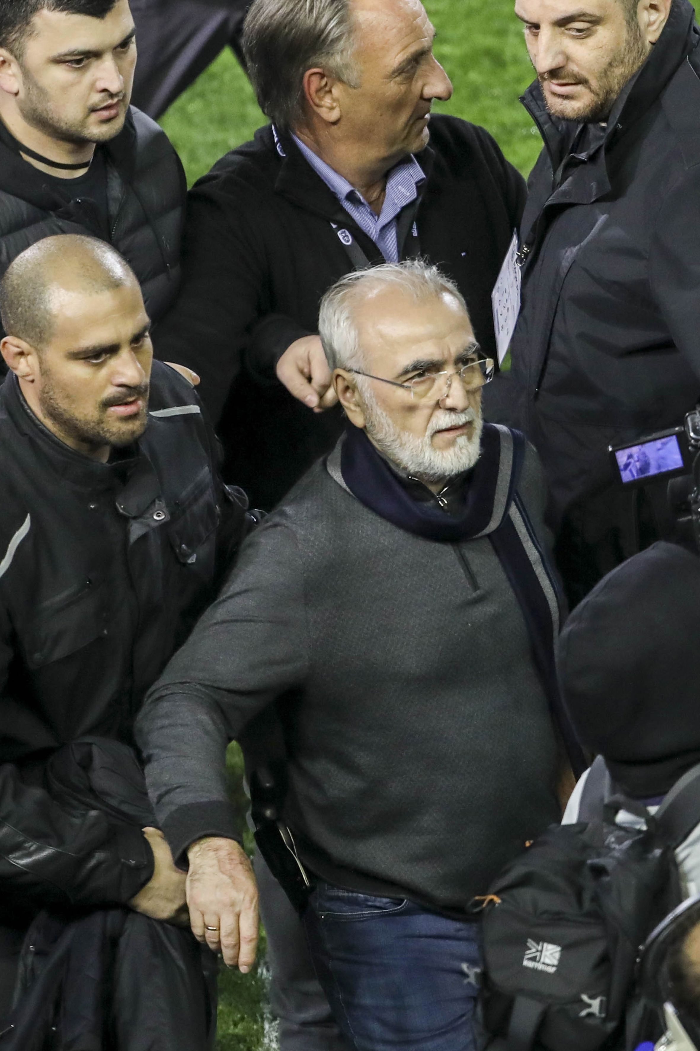 Ce a spus Răzvan Lucescu despre incidentele de la meciul PAOK - AEK. ”Nu există în lumea civilizată să ţi se trimită gloanţe acasă” / GALERIE FOTO&VIDEO