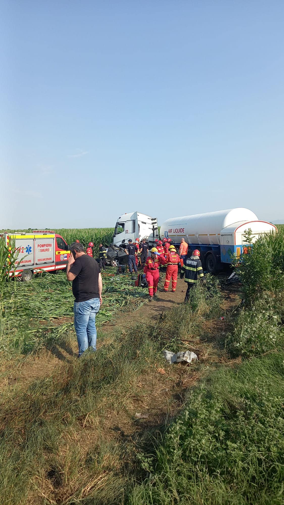 Autoturism strivit și târât zeci de metri într-un lan de porumb, după impactul cu o cisternă, în Ialomița. Șoferul a murit pe loc