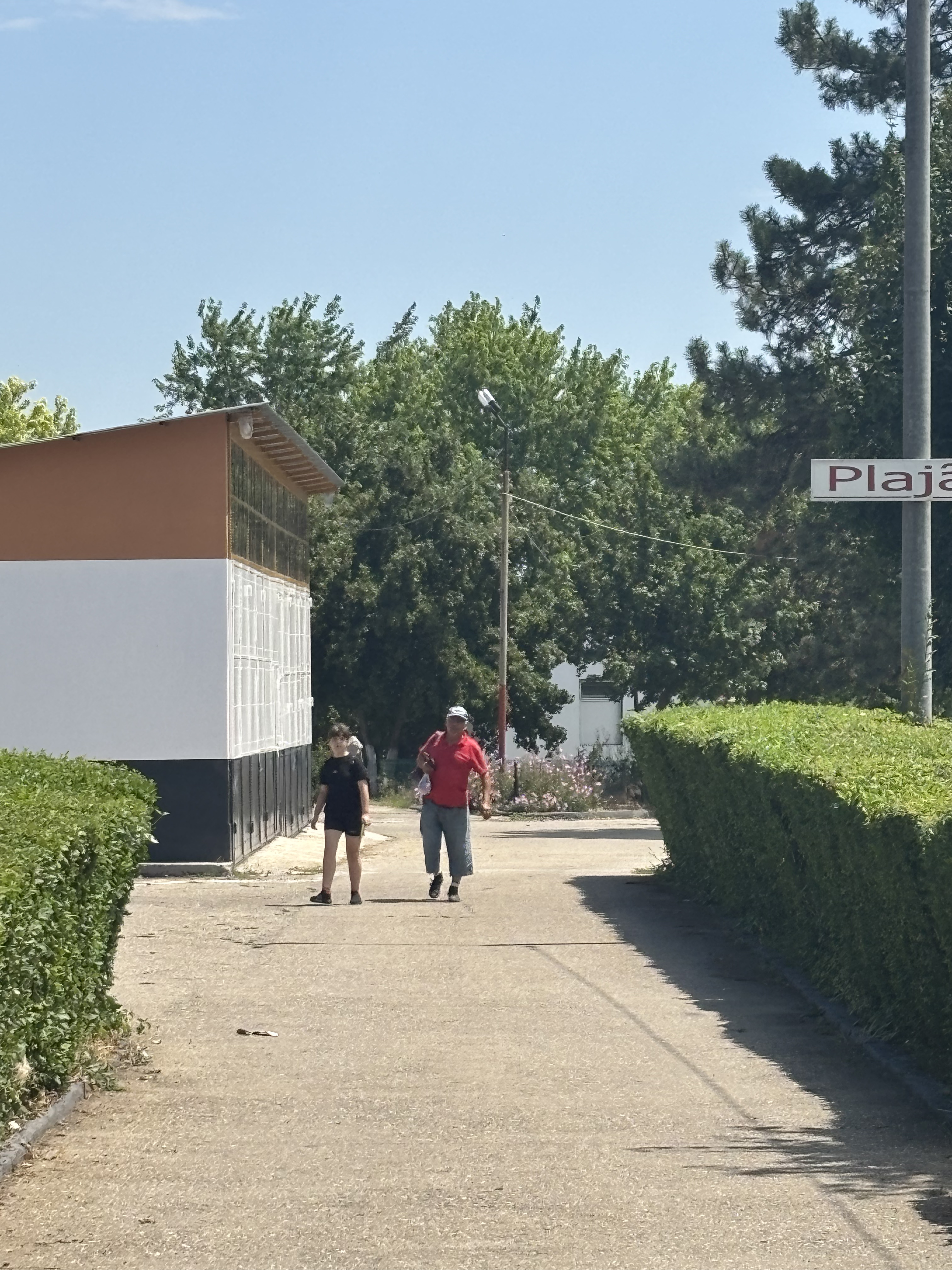 A venit vara/ Am bilete la Amara! Plutire ca la Marea Moartă, nămol ca la Techirghiol, ungere ca în Egipt, istoric ca la muzeu, ospătar ca la Hambar