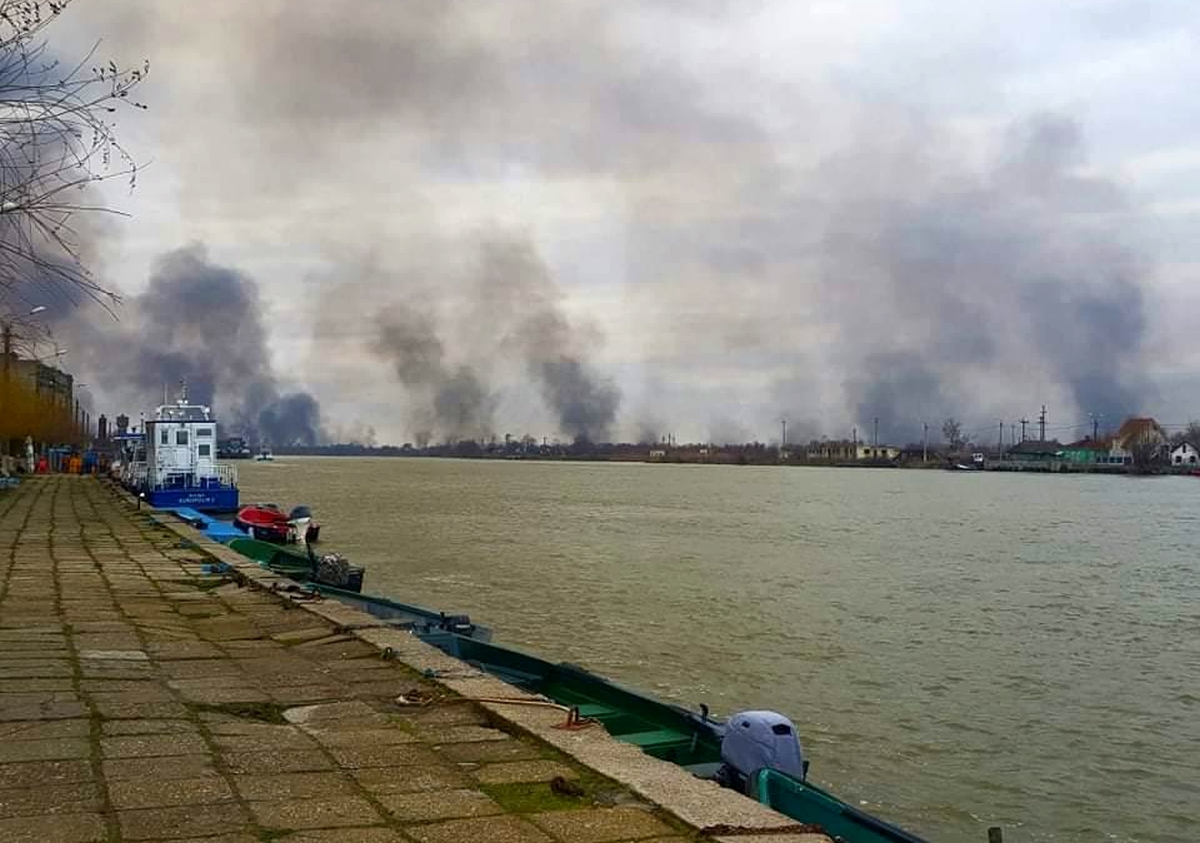 Incendiu de vegetație aproape de Sulina. Pompierii, în alertă