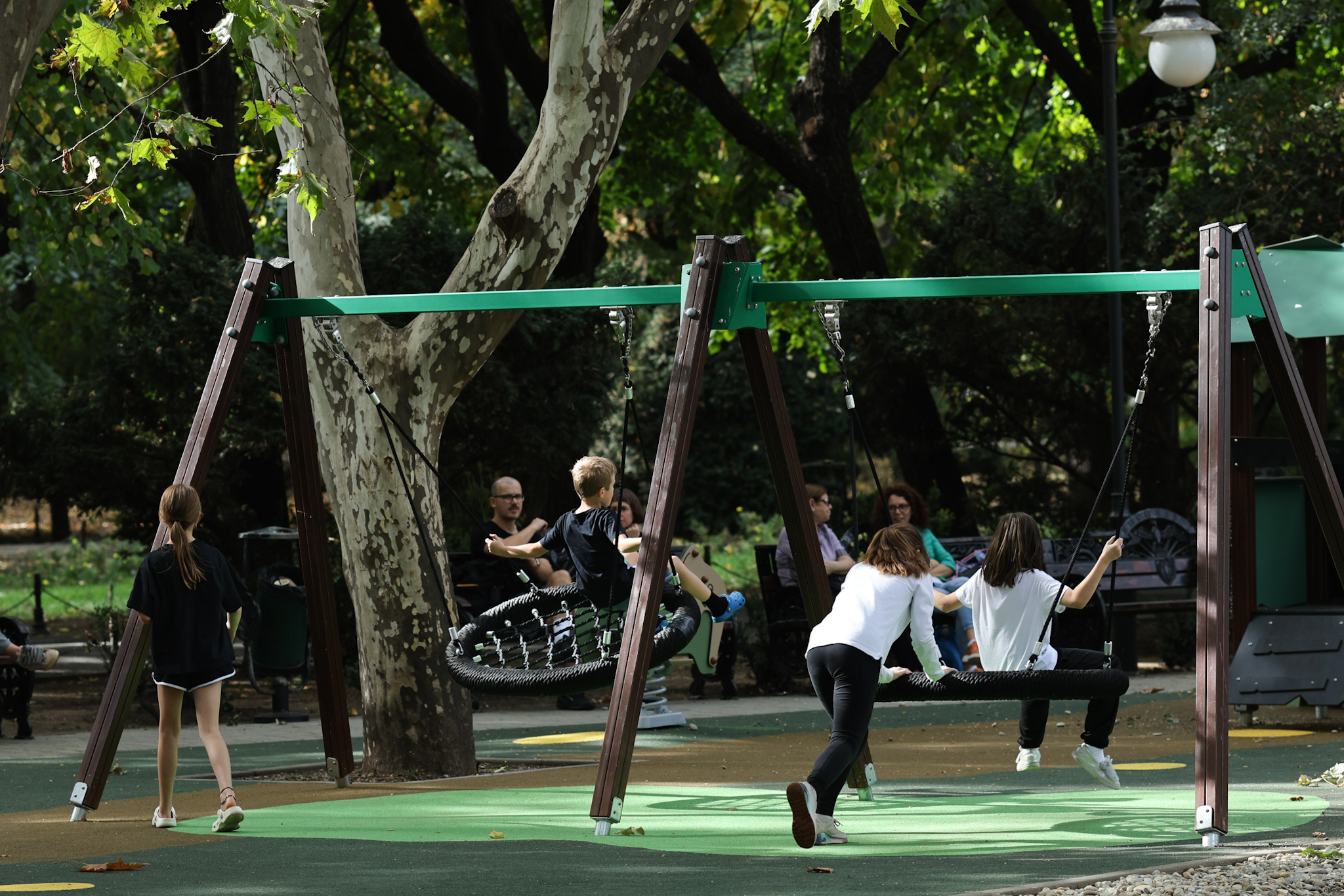 FOTO. Locurile de joacă pentru copii din Parcul Cișmigiu au fost modernizate. Noutatea: zonă specială pentru persoanele cu dizabilități