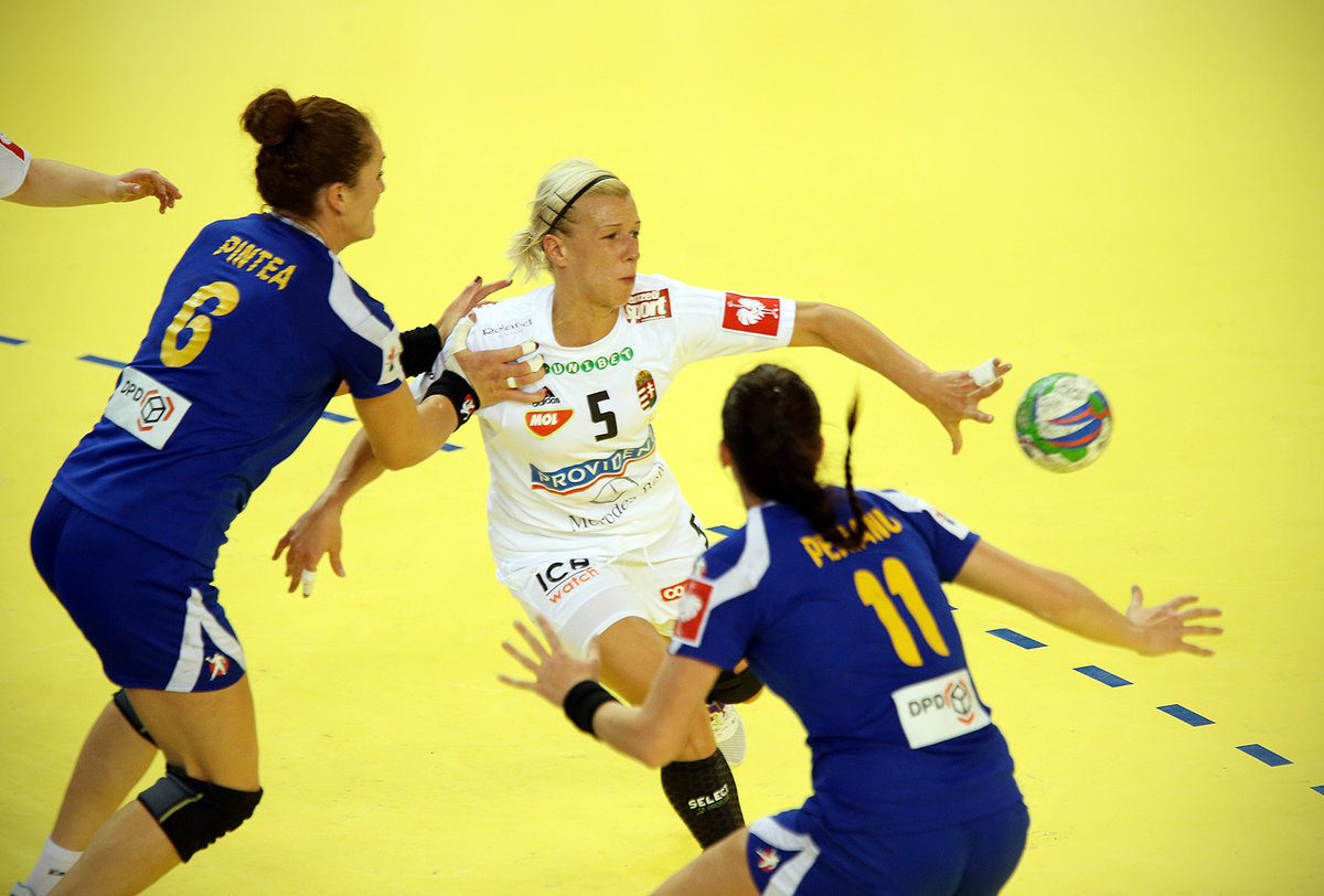 CAMPIONATUL EUROPEAN FEMININ DE HANDBAL. UNGARIA - ROMÂNIA 20-19. EuroPA! Am jucat ca niciodată, am pierdut ca-ntotdeauna! ^FINAL DE COȘMAR: nu am marcat nici în ultimele cinci minute, iar în ultimele 11 - am înscris doar o dată! Suporterii unguri au scandat ”Țiganii, țiganii!”