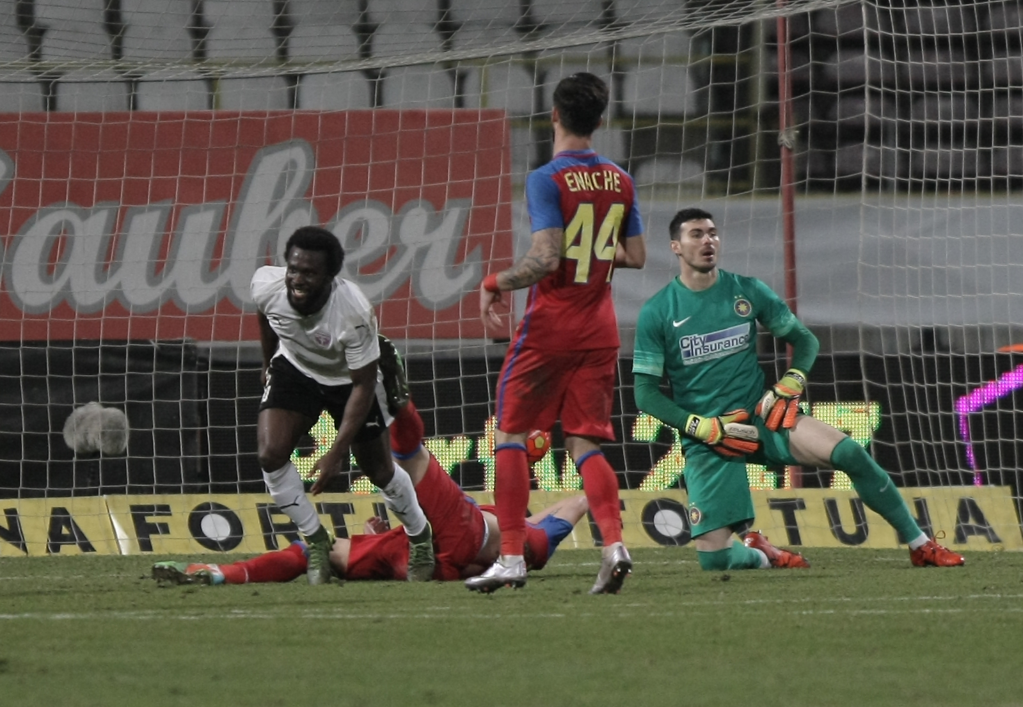 Meniu de fotbalist în Liga 1: spaghete cu ketchup, plus cartofi prăjiți și tocătură! Ivorianul Kone ”a mâncat ca spartul”, dar asta nu l-a împiedicat să zburde pe lângă ”leșinații” de la Steaua / GALERIE FOTO