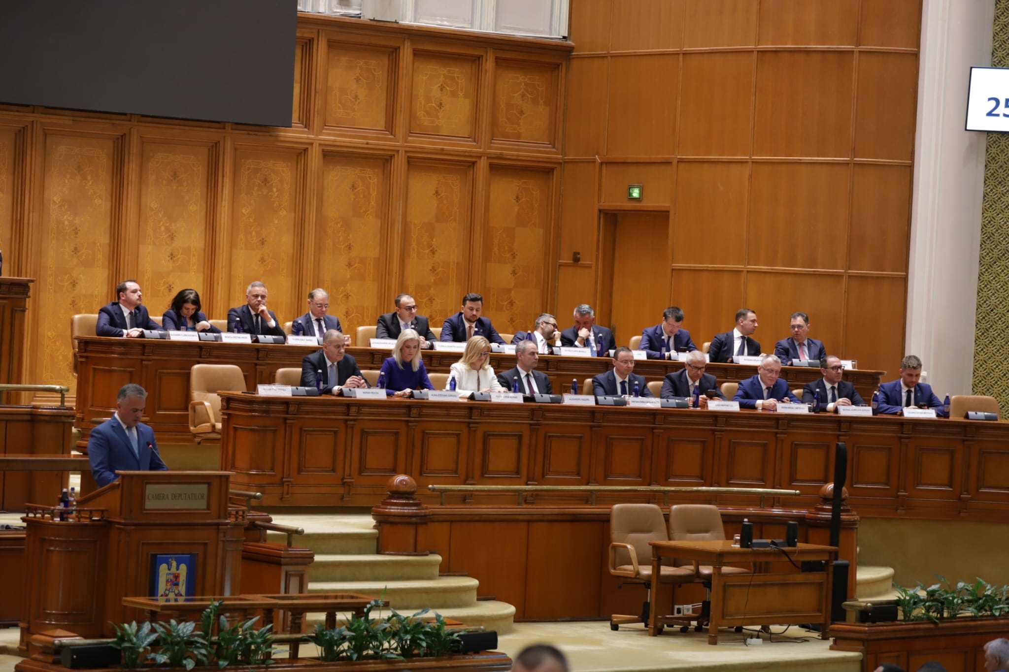 REPORTAJ Ce nu s-a văzut la televizor la votul pentru Guvernul Veștea: social-democrații negociau deja viitorul guvern condus de Sorin Grindeanu