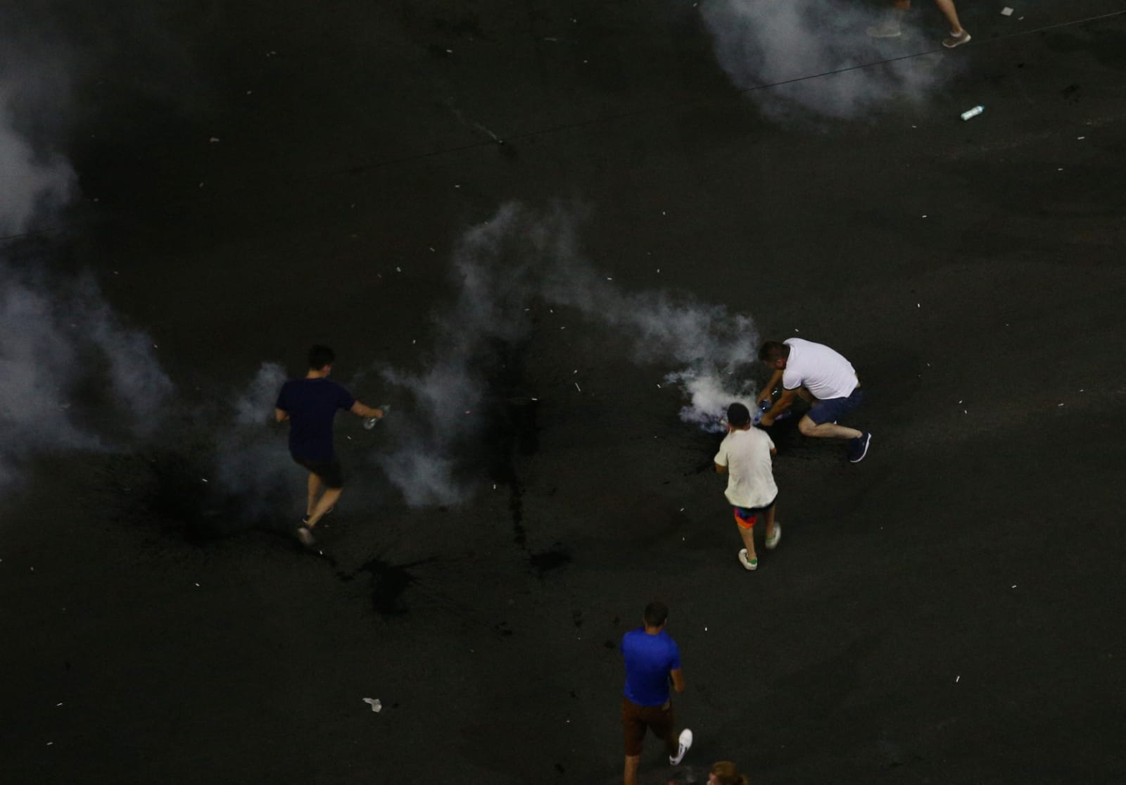 UPDATE. Război de stradă între jandarmi și huligani, în Piața Victoriei. 452 de persoane rănite / VIDEO&FOTO