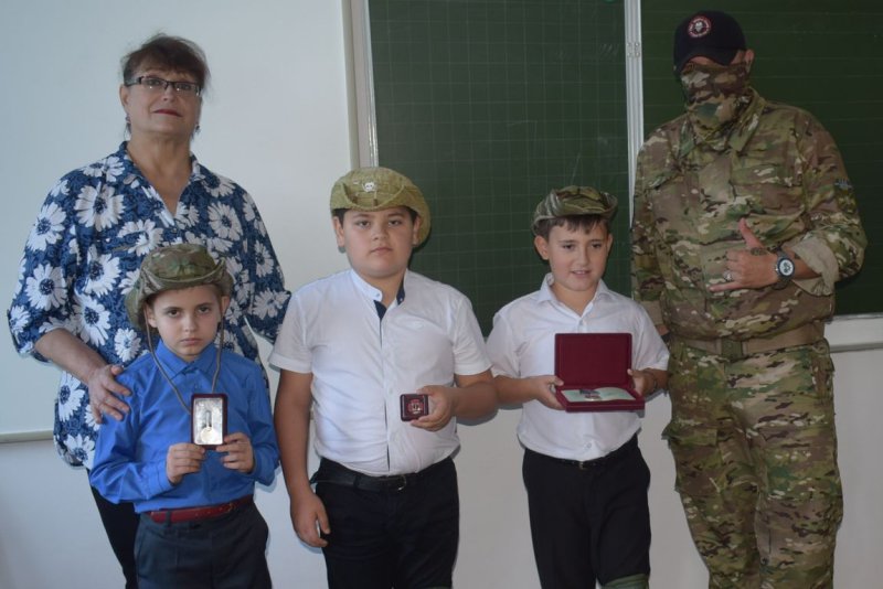 Mercenar din Batalionul Wagner, propagandă la clasa a III-a, într-o școală din Rusia: „Le-a arătat școlarilor decorațiile sale și medalia pentru curaj”