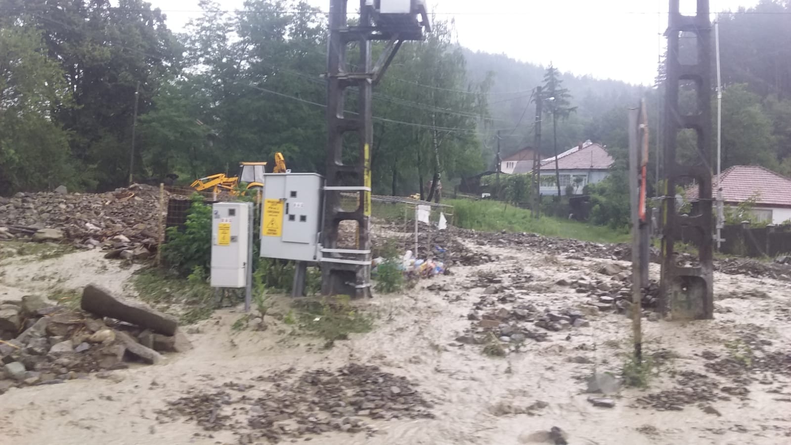 Zeci de gospodării, patru case și un drum național au fost inundate în Slănic Moldova din cauza unor viituri/ FOTO