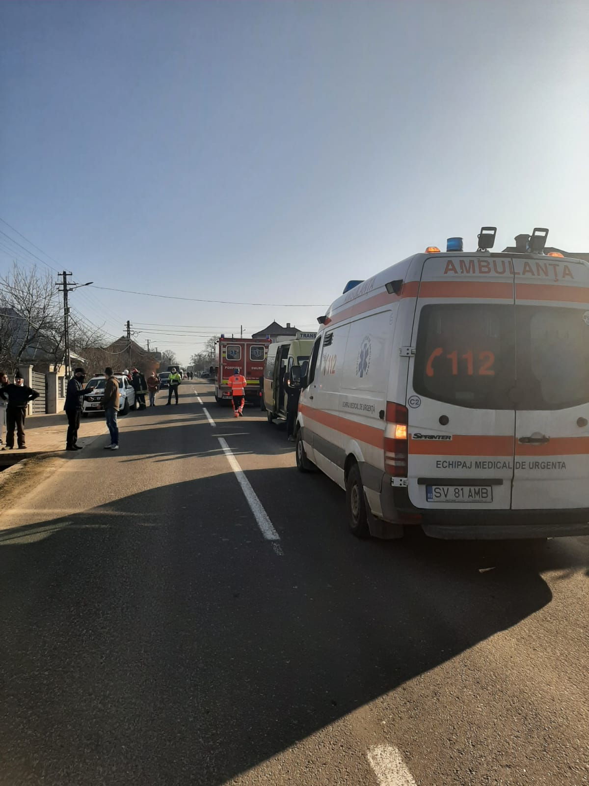 Accident grav în Suceava, între un microbuz școlar și două autoturisme. 23 de persoane au ajuns la spital