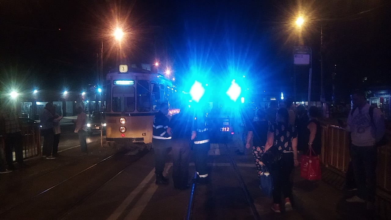 Un pensionar de 81 de ani a fost accidentat grav de tramvai, la Iași. Ca prin minune, nu a fost atins de roți |VIDEO