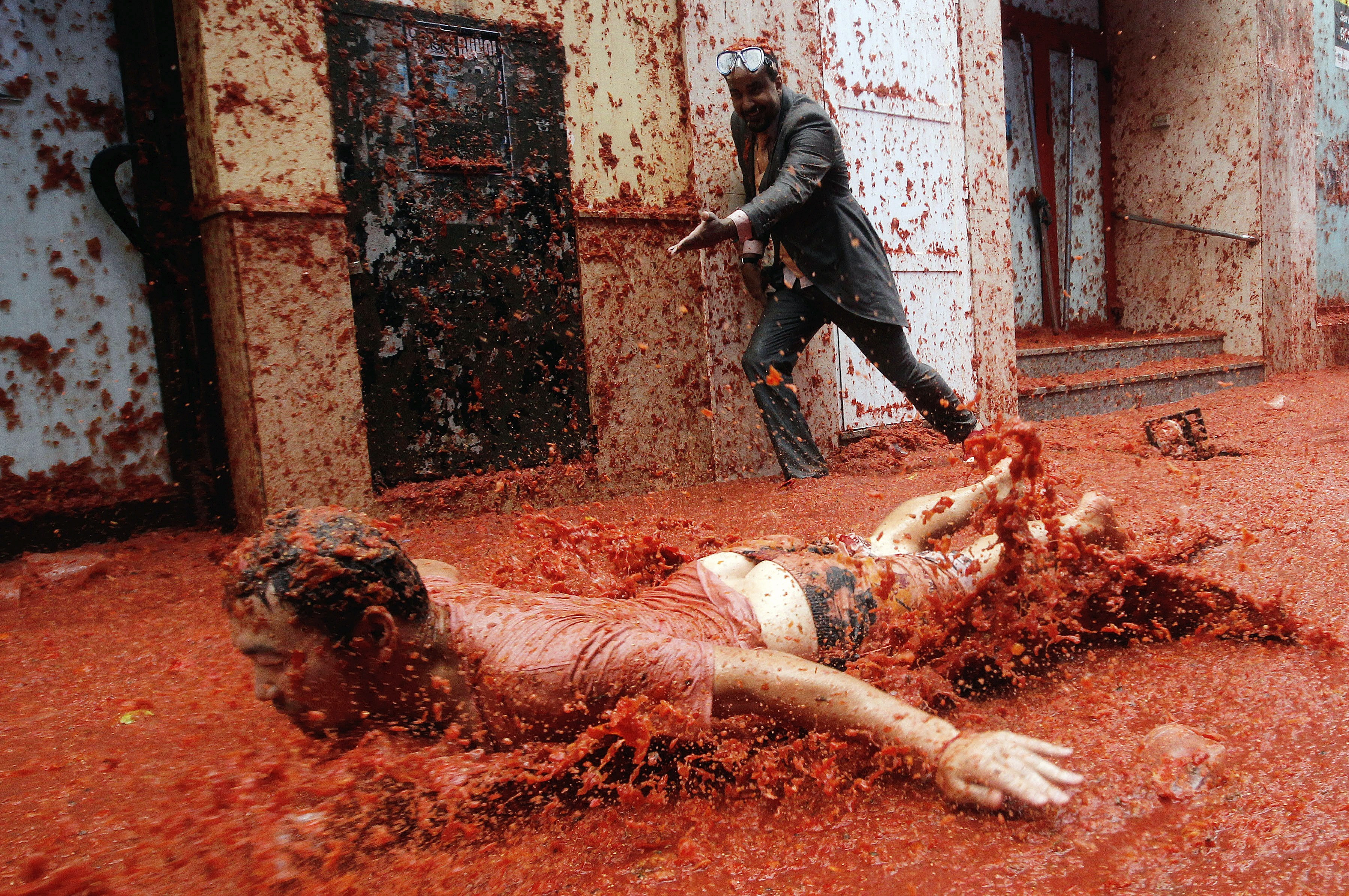 FOTO | Aproximativ 22.000 de oameni s-au bătut cu roșii la celebrul festival Tomatina