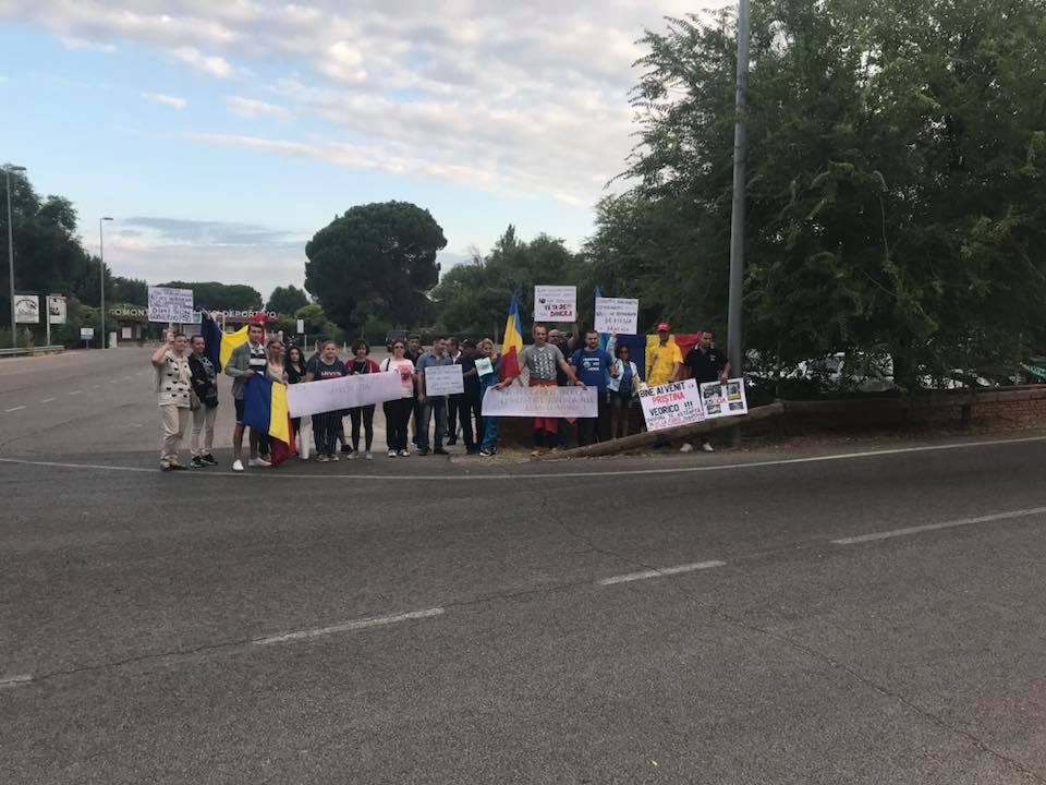 Românii din Spania o primesc pe Viorica Dăncilă cu pancarte și mesaje împotriva penalilor. „Corupţii, hoţii şi condamnaţii penal nu ne reprezintă”