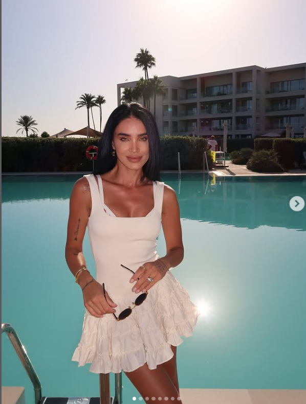Cum a apărut Adelina Pestrițu la piscină. Rochia extrem de scurtă a stârnit un val de reacții în mediul virtual. „E greu de mers cu ea pe stradă”