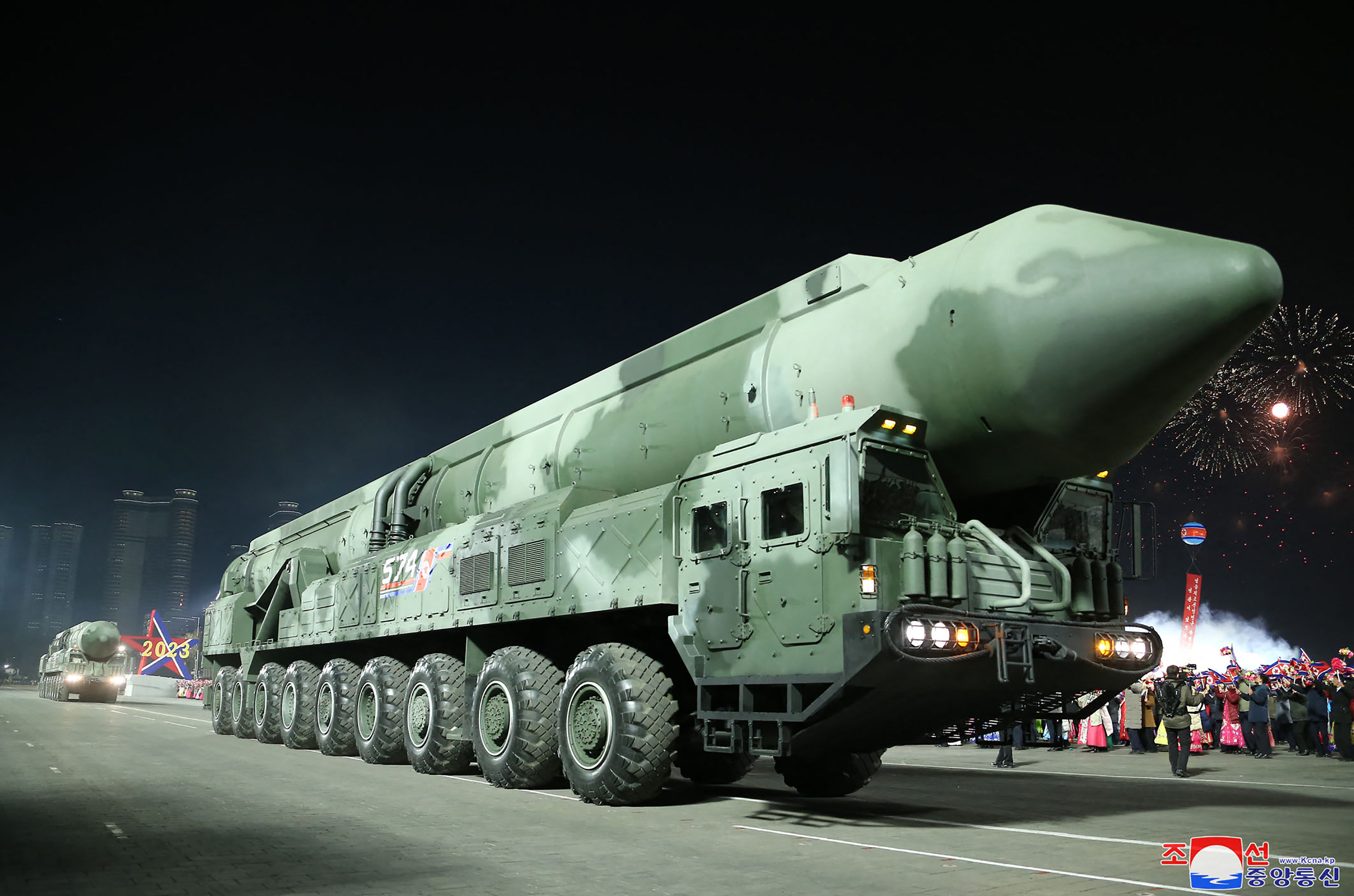 Paradă militară nocturnă la Phenian. Coreea de Nord a prezentat o posibilă nouă rachetă intercontinentală cu combustibil solid
