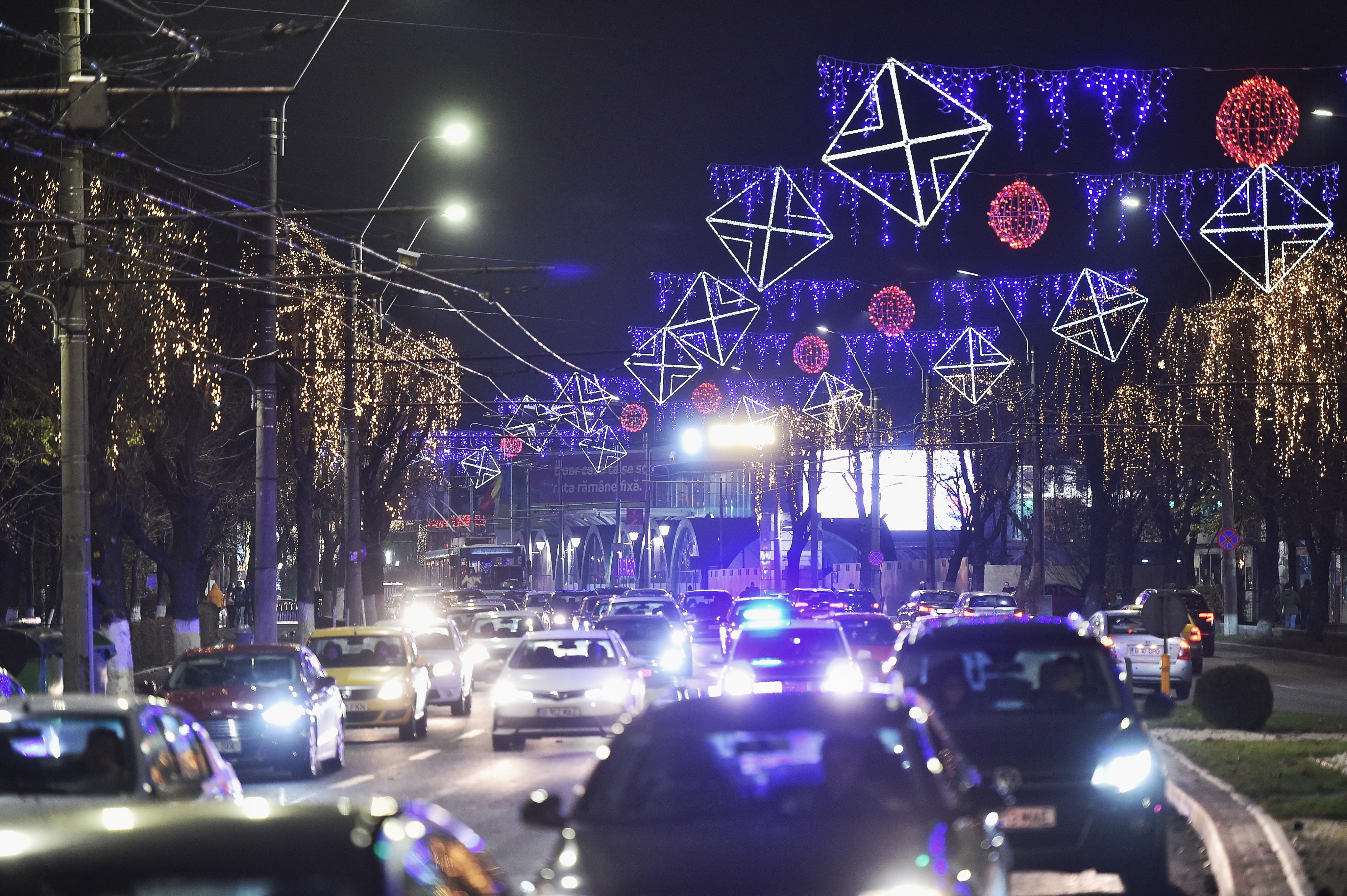 FOTO | S-au aprins luminițele de Crăciun în București