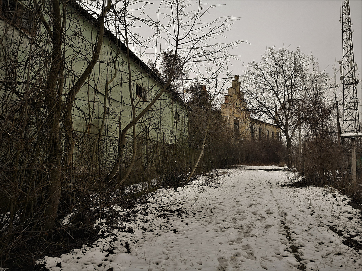 REPORTAJ. Un castel vechi de secole, din Ardeal, lăsat în voia sorții de beneficiarii retrocedării și de autorități: „Nu sunt fantome aici, doar sărăcie!”