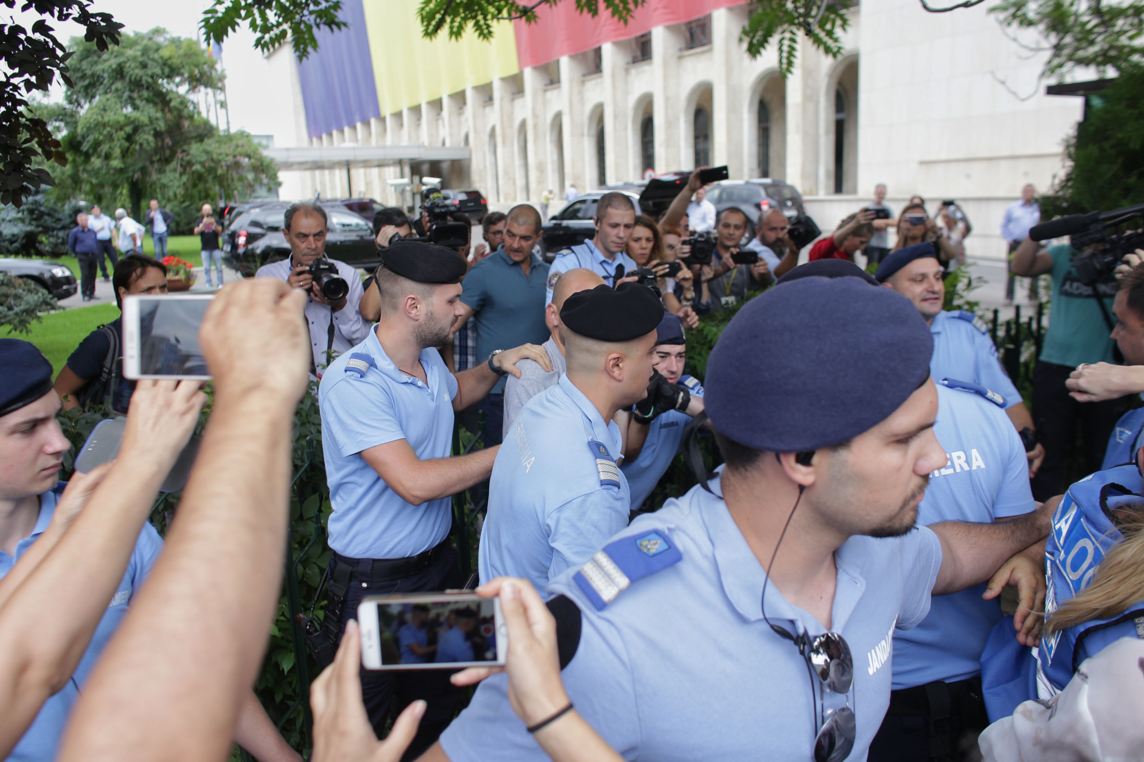 UPDATE. Bărbatul care s-a legat cu lanțul de gardul Guvernului și avea asupra lui o sticlă de benzină a fost descarcerat si ridicat de Jandarmerie (FOTO / VIDEO)