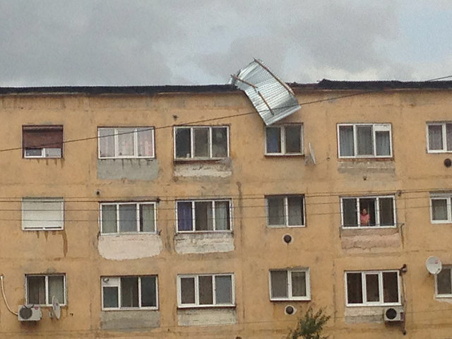 Opt morți și 137 de răniți după urgia din vestul țării. 263.000 de oameni nu au curent electric