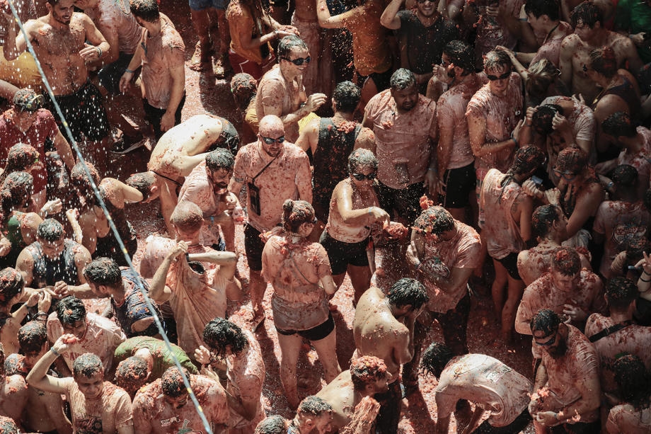 20.000 de oameni s-au bătut cu 130 de tone de roșii, la tradiționalul festival Tomatina din Spania