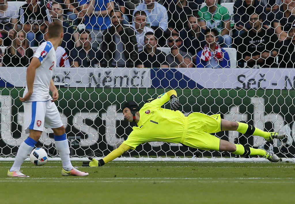 Euro 2016, grupa D. Cehia - Croația 2-2. Suporterii croați au creat haos, aruncând cu torțe și petarde pe teren, iar Necid a egalat din penalty /  FOTO