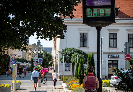 Megbénítja életünket a trópusi meleg: leállították a műtéteket, felgyűrődött a reptér kifutója - Mi jöhet még?