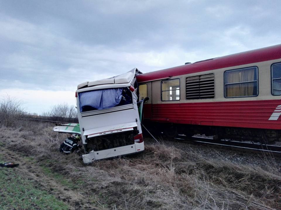 Autocar lovit de tren în județul Timiș. Mai mulți pasageri au fost răniți