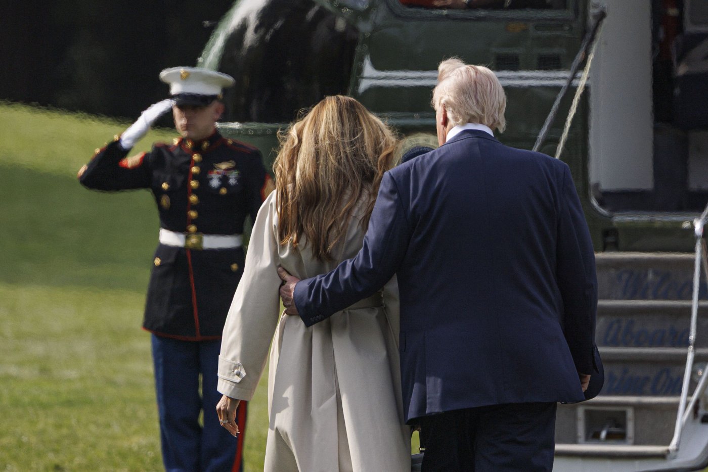 Donald Trump și Melania, surprinși într-un rar moment de tandrețe în drum spre Vatican pentru funeraliile Papei Francisc
