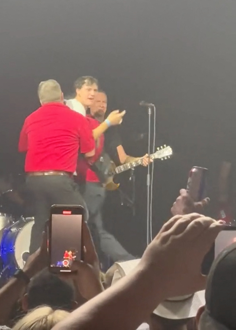 Momentul în care un fan sare pe scenă în timpul concertului lui Bryan Adams, îi smulge microfonul și începe să cânte. Reacția artistului