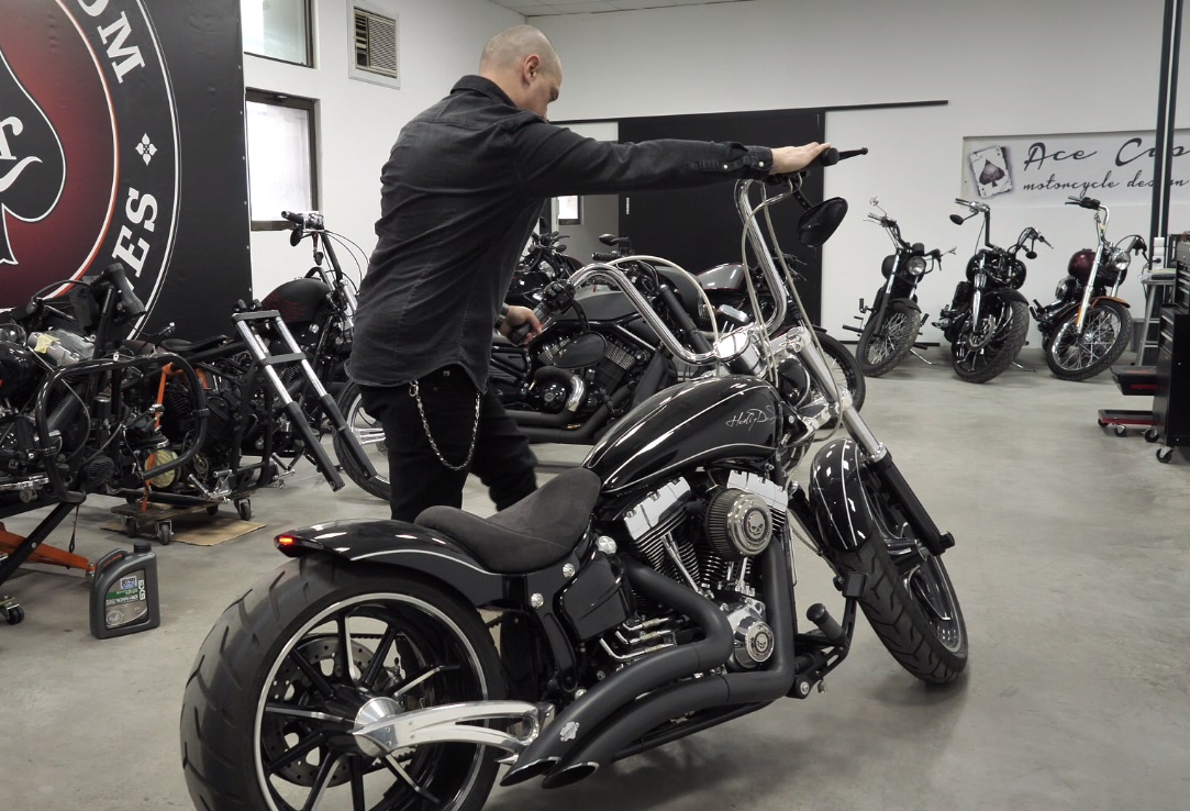 VIDEO / Românii care tunează motociclete la preț de apartament de lux. Bijuteriile pe două roți prind și 260 de kilometri pe oră