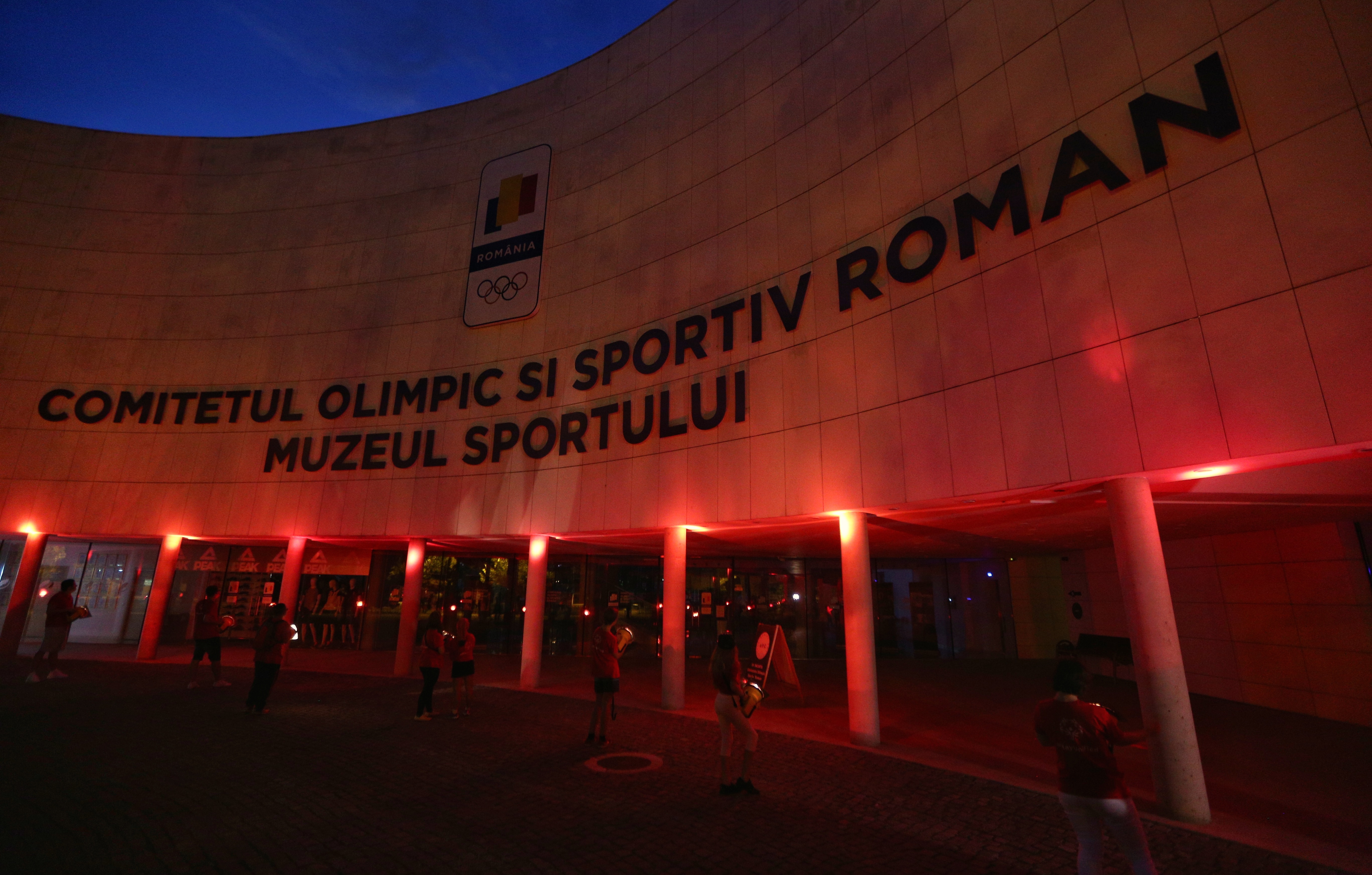 Capitala, iluminată în roșu, pentru persoanele cu dizabilități intelectuale. Care sunt obiectivele vizate