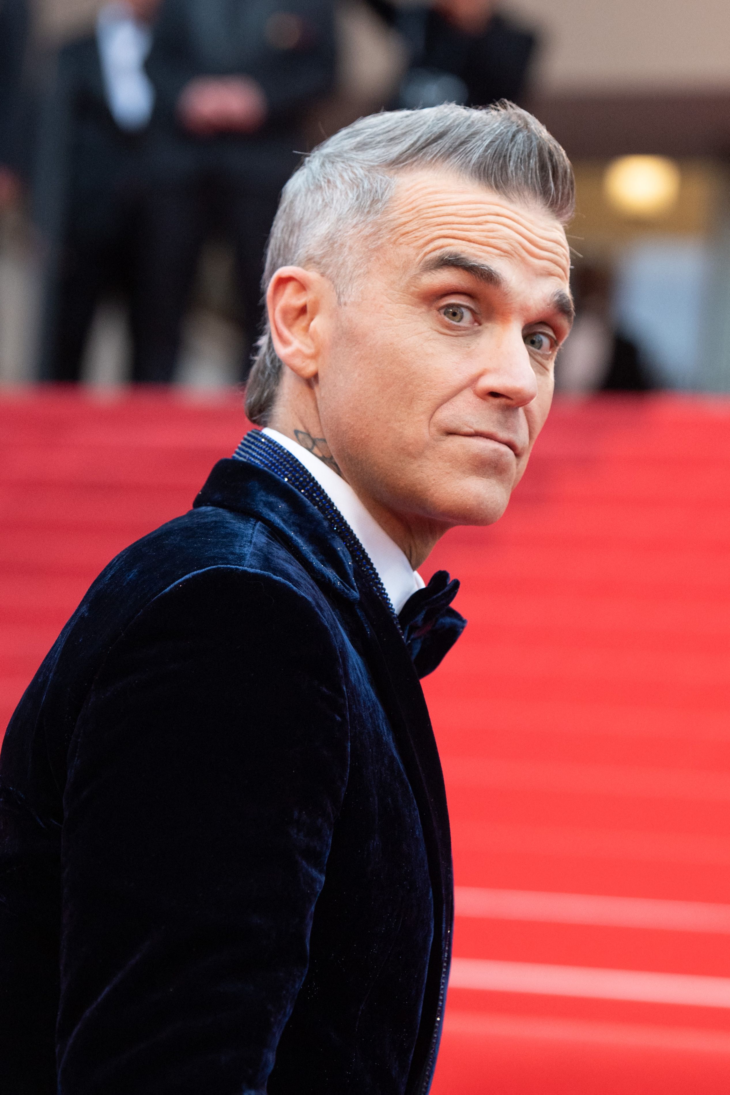 FOTO. Robbie Williams, lecție de eleganță la Cannes. A venit să vadă filmul cu DiCaprio și De Niro. Peste două săptămâni vine la București