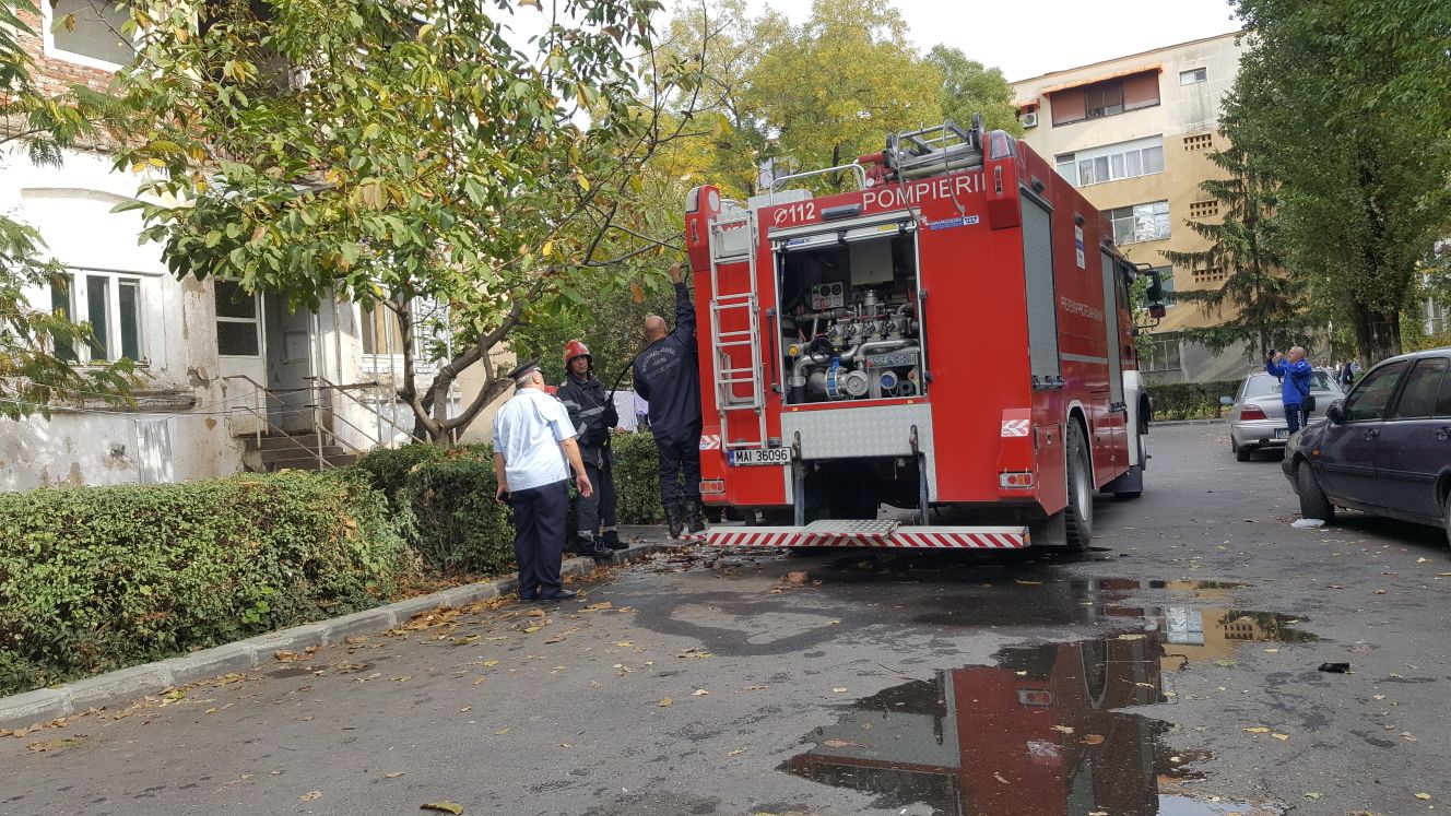 FOTO | 28 de persoane evacuate dintr-un cămin de nefamilişti din Craiova, în urma unui incendiu