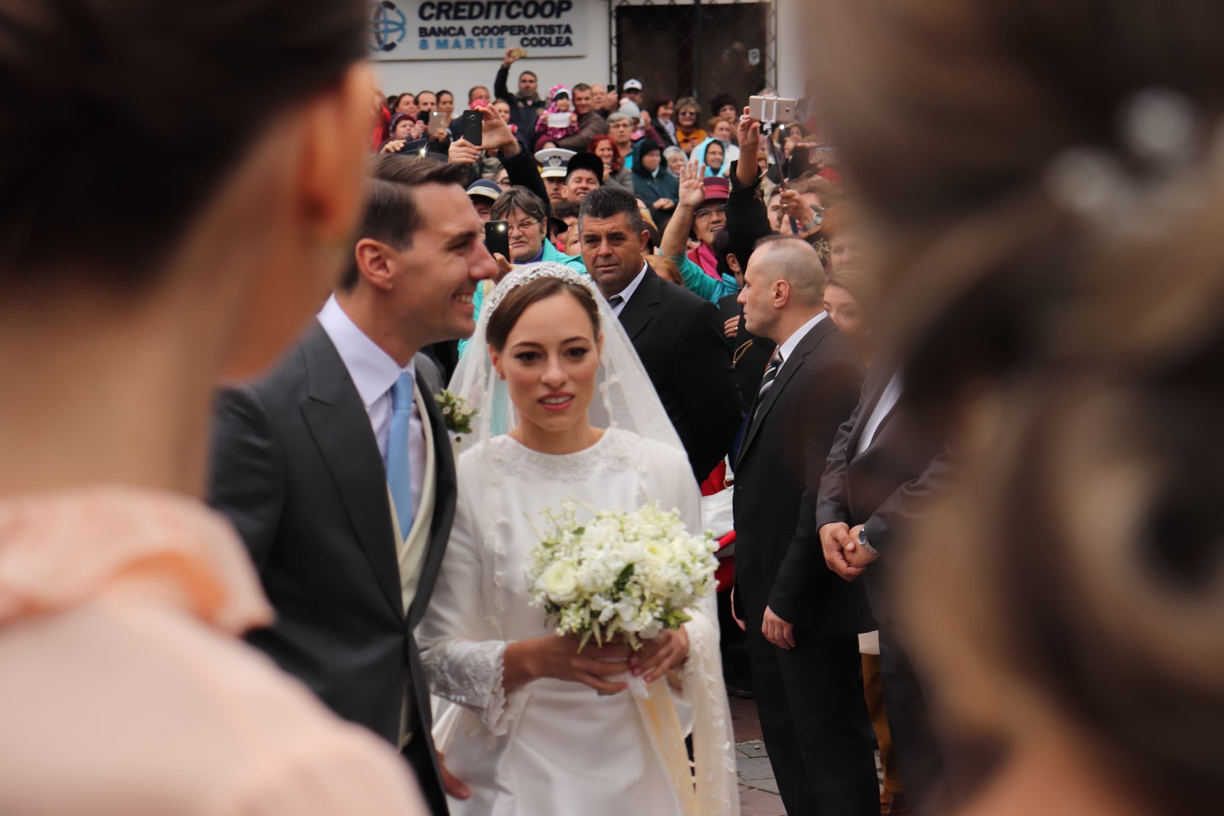 CORESPONDENȚĂ DIN SINAIA/ Principele Nicolae și Alina Binder, la biserică! Rochia incredibilă purtată de mireasă | FOTO & VIDEO