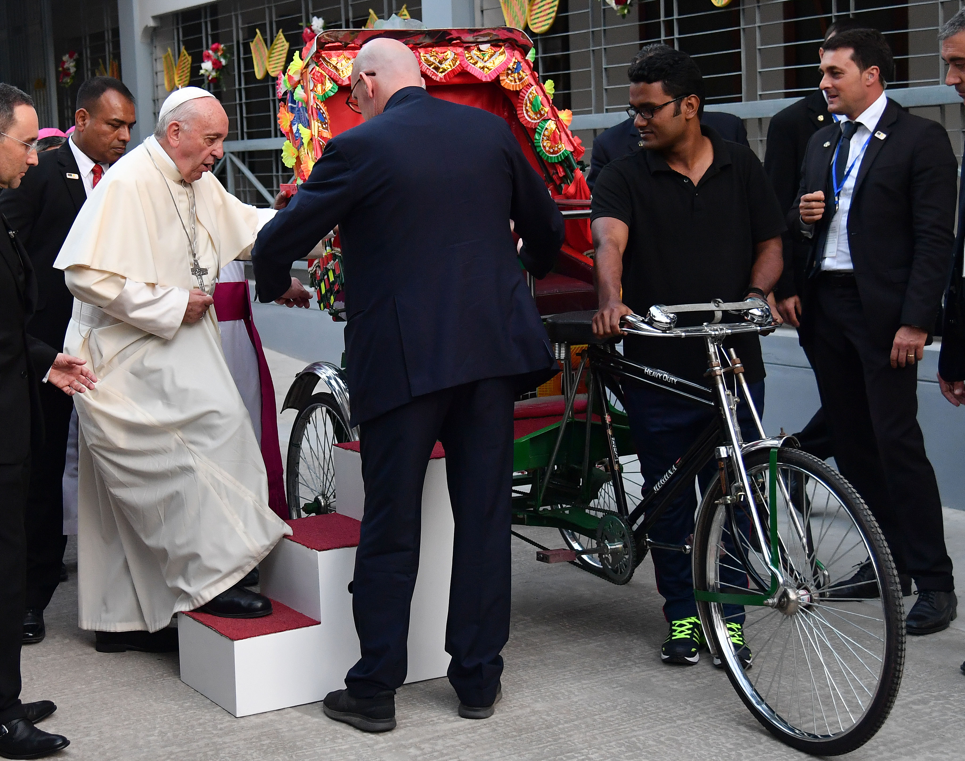 Papa Francisc s-a plimbat cu rișca în Bangladesh