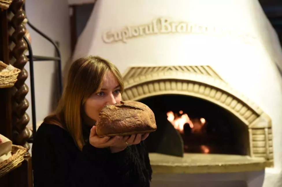 Cât costă un cozonac de Paște vândut de Gabriela Cristea sau Laura Cosoi. Prețurile sunt asemănătoare