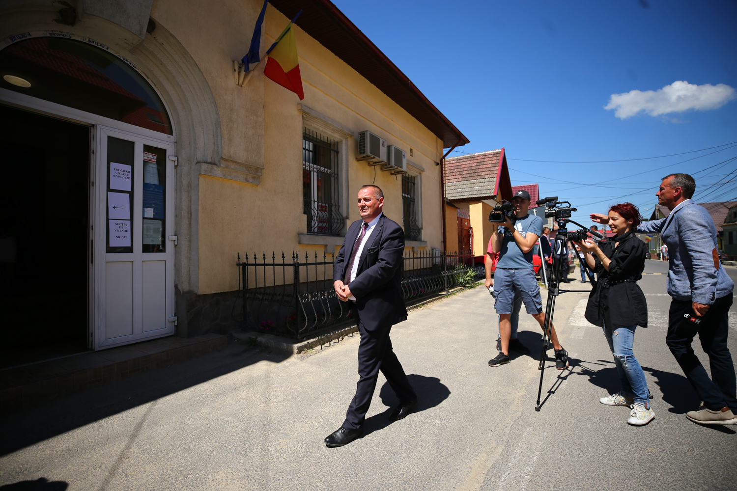 Reportaj | Premieră pentru democraţia din România. În comuna Dumbrăvița a fost referendum pentru demiterea primarului.  Nu a fost însă validat, din lipsă de cvorum