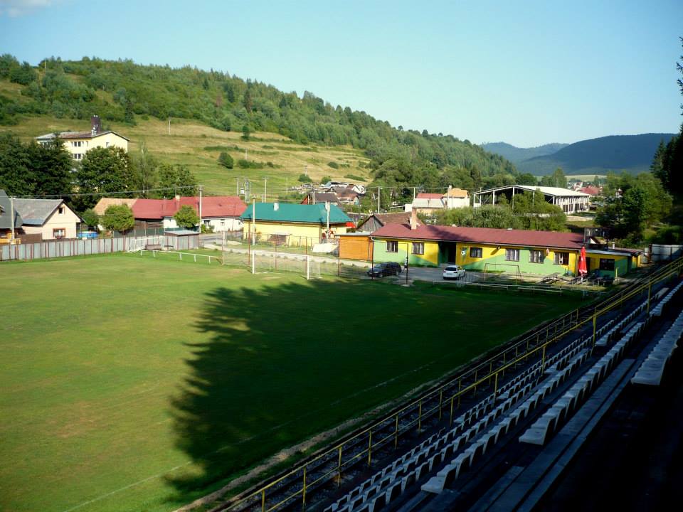 Atenție la tren! Stadionul Rapidului e mic copil! În Slovacia, mocănița trece printre teren și tribună! | FOTO & VIDEO