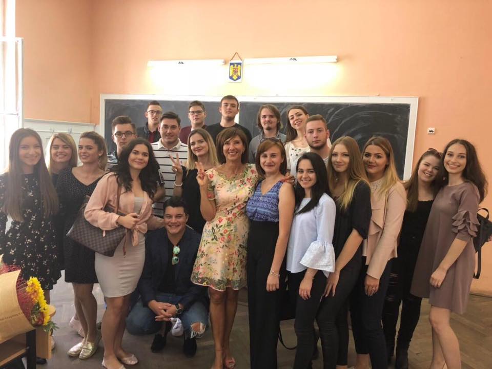 Carmen Iohannis, din nou dirigintă. Ce apariție a avut soția președintelui României în prima zi de școală (FOTO)