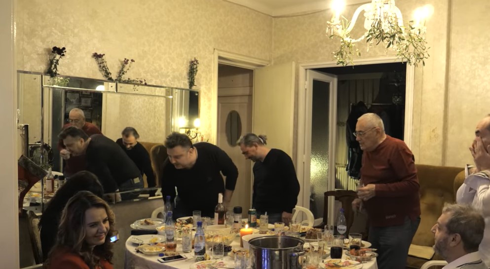 Imagini din apartamentul în care a locuit Horia Moculescu. Locuința se află lângă Parcul Cișmigiu