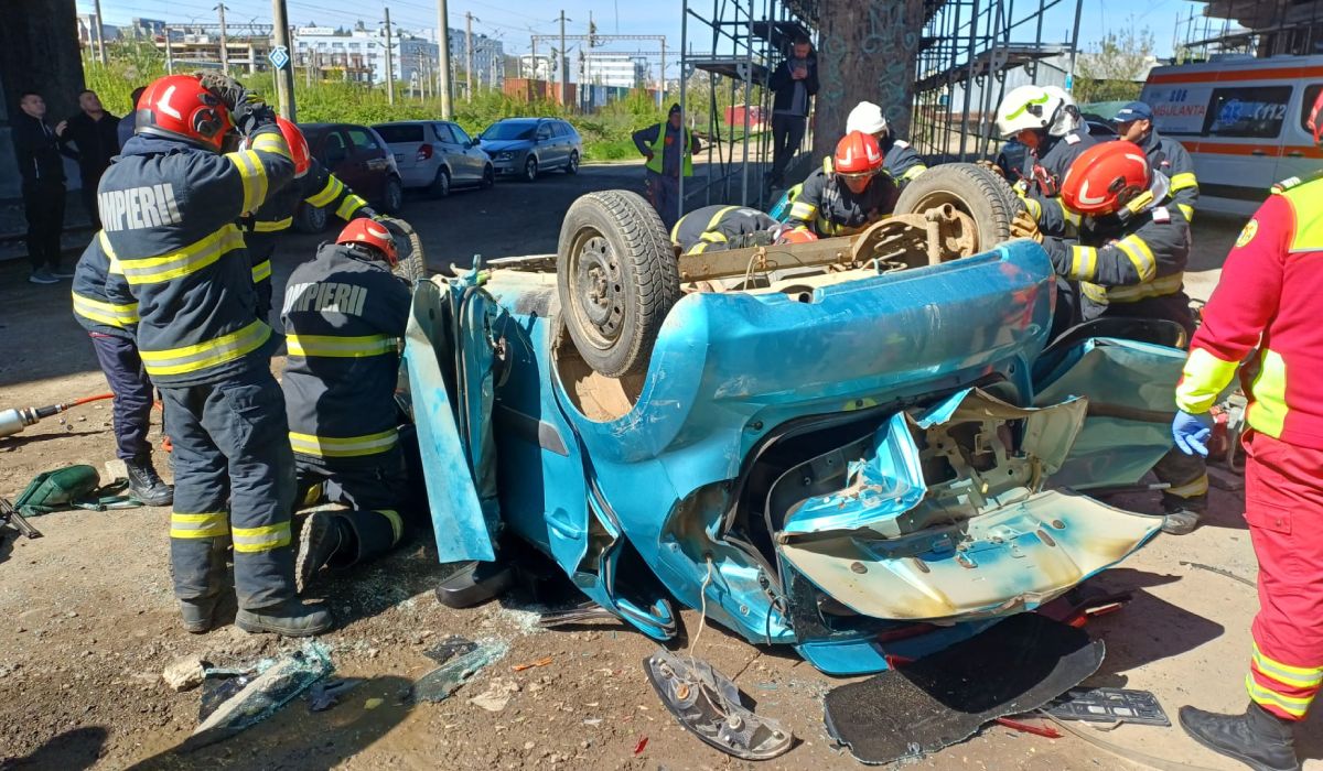 O mașină lovită de un TIR pe podul Bucium din Iași a rupt parapetul și s-a prăbușit pe plafon
