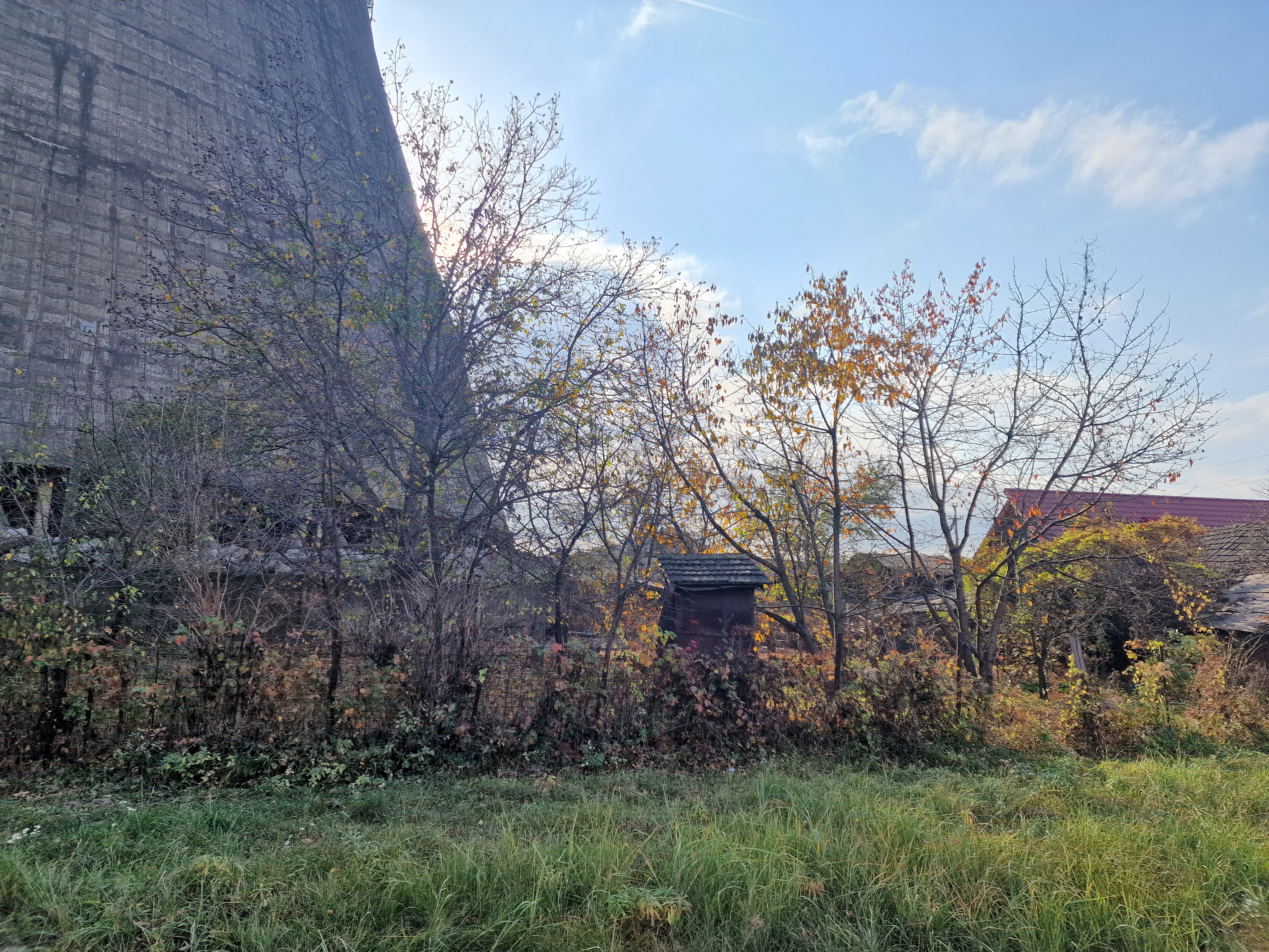 „O să ne zboare pe toţi de aici!”. Locuitorii din Doiceşti au aflat din întâmplare de demolarea turnurilor de peste gard, unde se ridică minicentrala nucleară