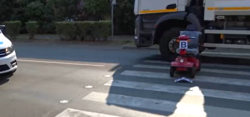 A zebra közepén gázoltak el egy kerekesszékes nőt Hódmezővásárhelyen – videó