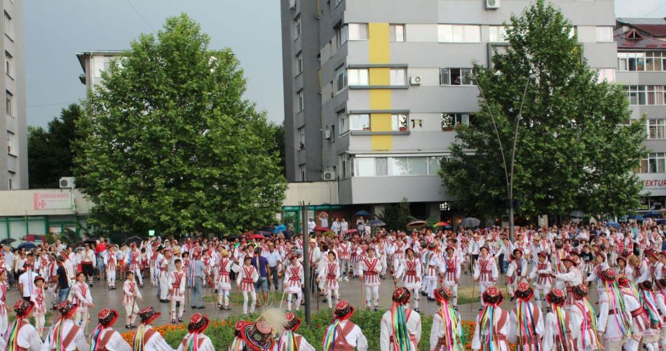 Peste 1.000 de călușari au dansat în Slatina. Oltenii vor să intre în Cartea Recordurilor