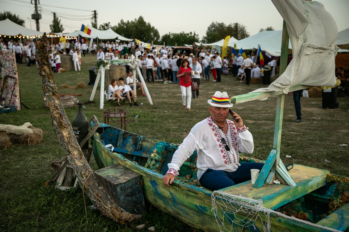 O mireasă și două nunți. Cum a petrecut poporul în vale, iar ceilalți invitați, în deal, la căsătoria „domnului AUR”, George Simion