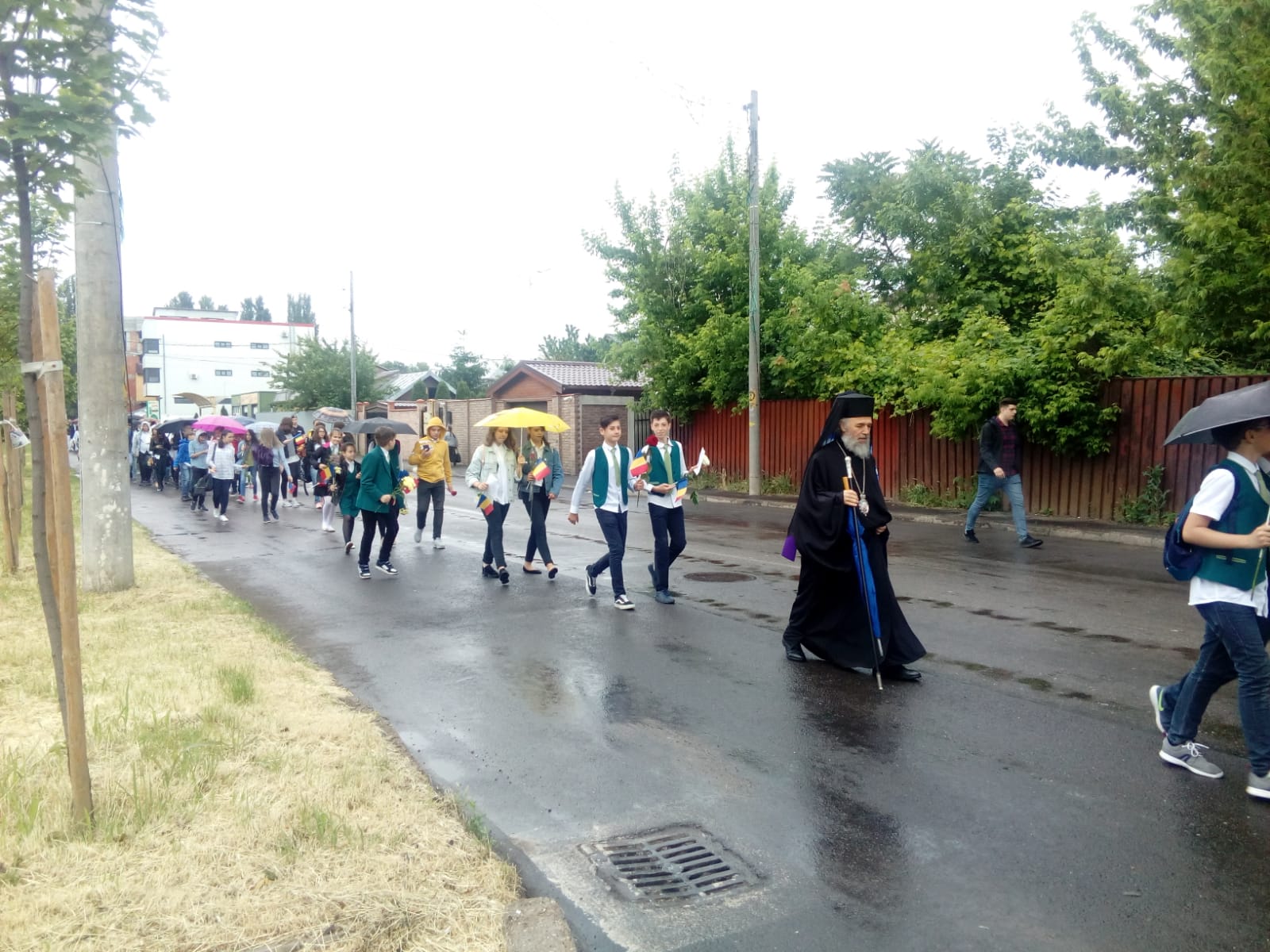 Sute de persoane au participat la procesiunea tradiţională de Înălţare şi de Ziua Eroilor de la Galați/ GALERIE FOTO