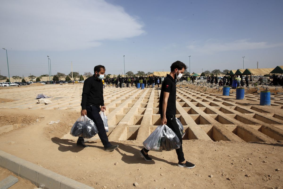 Cimitirele din Iran, neîncăpătoare pentru morții COVID. Sunt săpate morminte pe patru niveluri