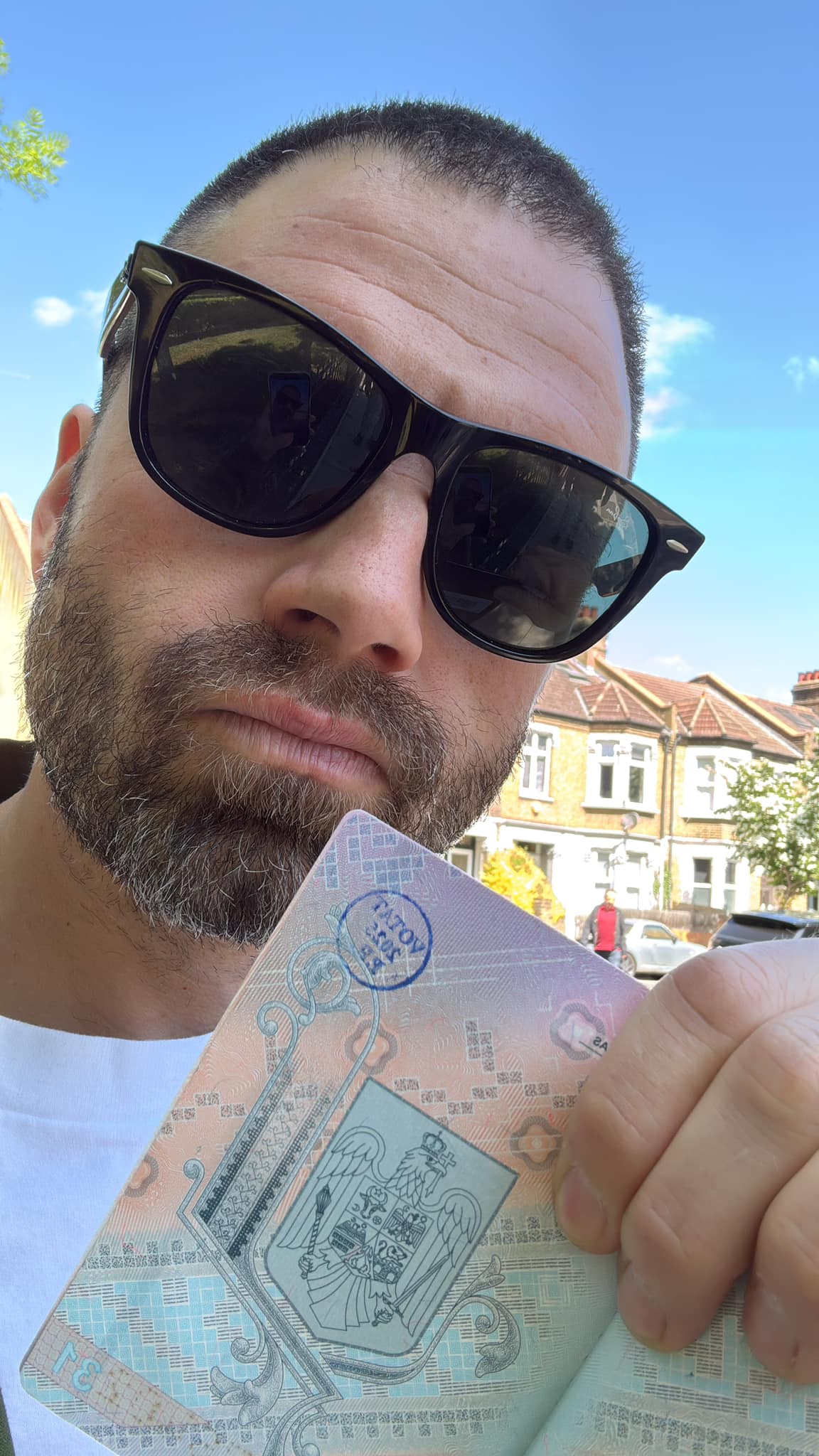 Sebastian Stan a votat în turul 2 al alegerilor prezidențiale din România, la o secție din New York. Imaginea care face acum înconjurul internetului