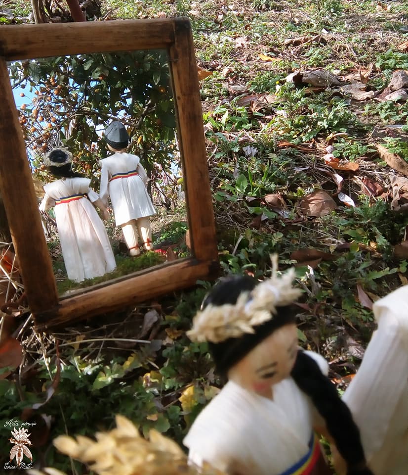 O artistă din Vâlcea transformă foile de porumb în obiecte de artă. Pasiune inspirată de bunici