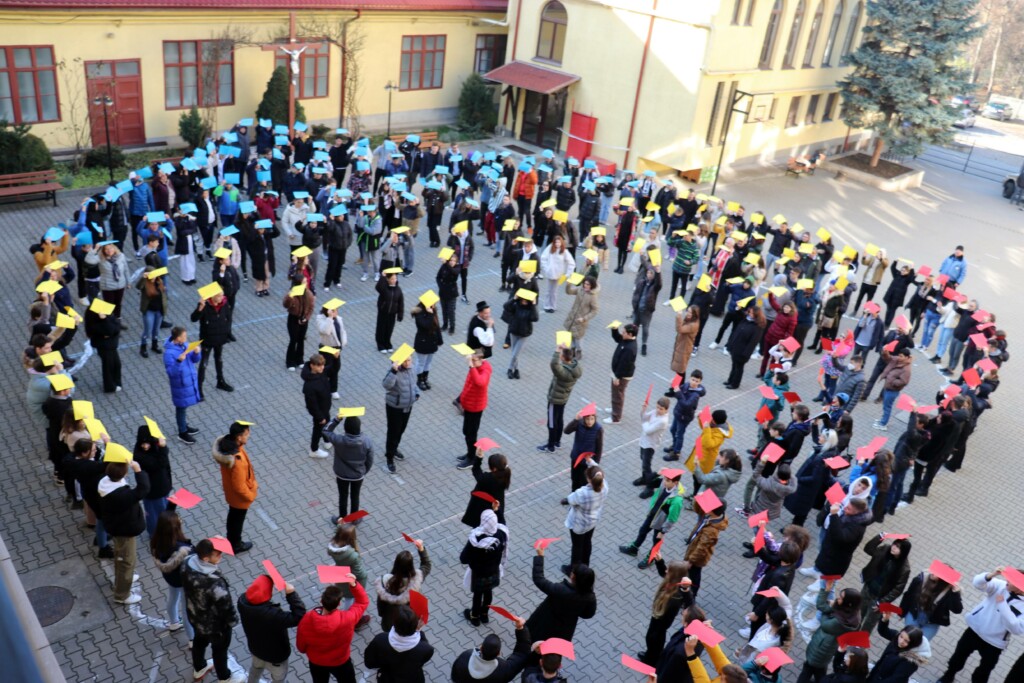 Harta României Mari, formată din sute de elevi ai Liceului Greco-Catolic „Inochentie Micu” Cluj-Napoca, de Ziua Națională