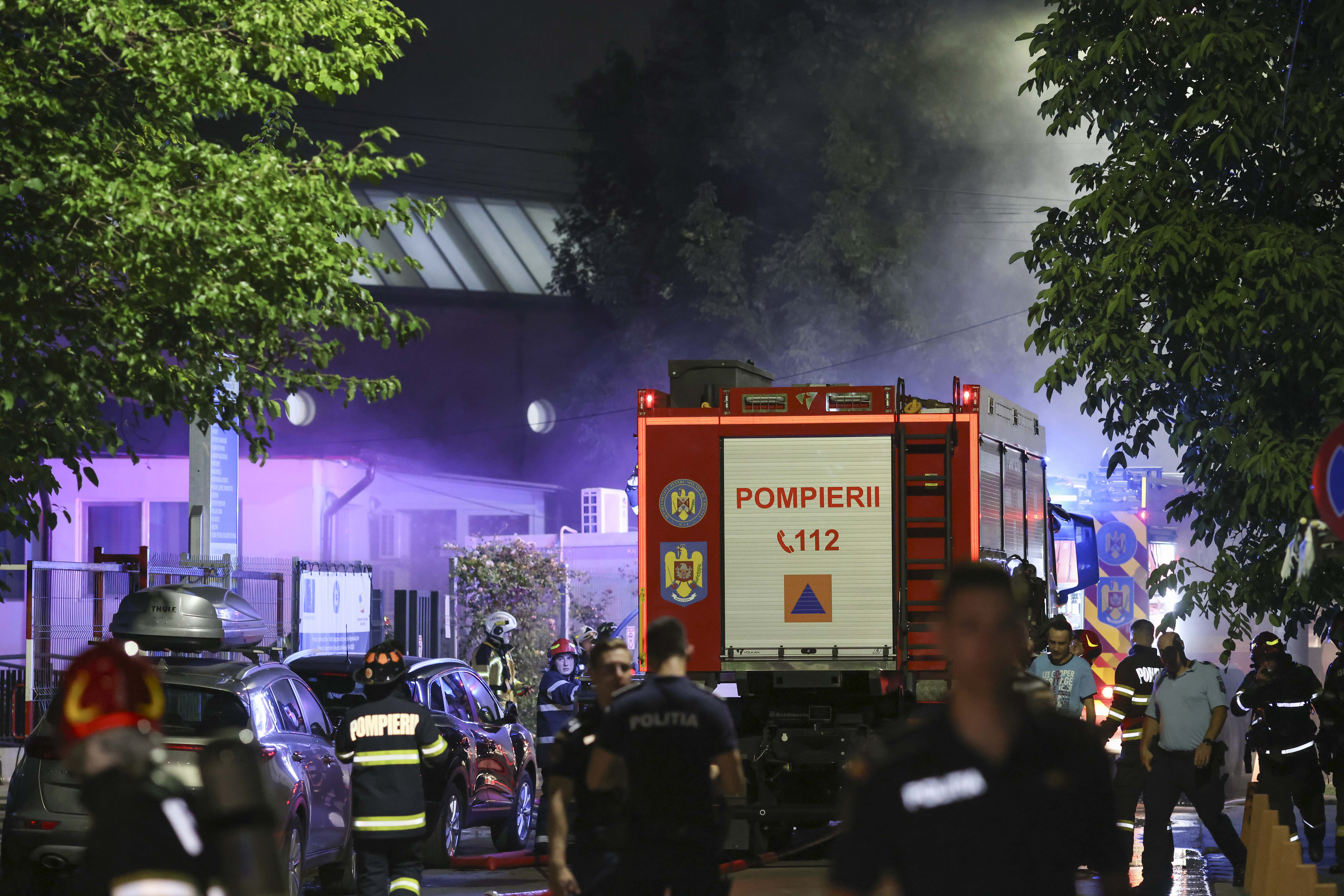 „Ăsta e sistemul public”. Ciolacu și Rafila, declarații din curtea Spitalului Nicolae Robănescu despre incendiul provocat de un transformator „nou și în garanție”