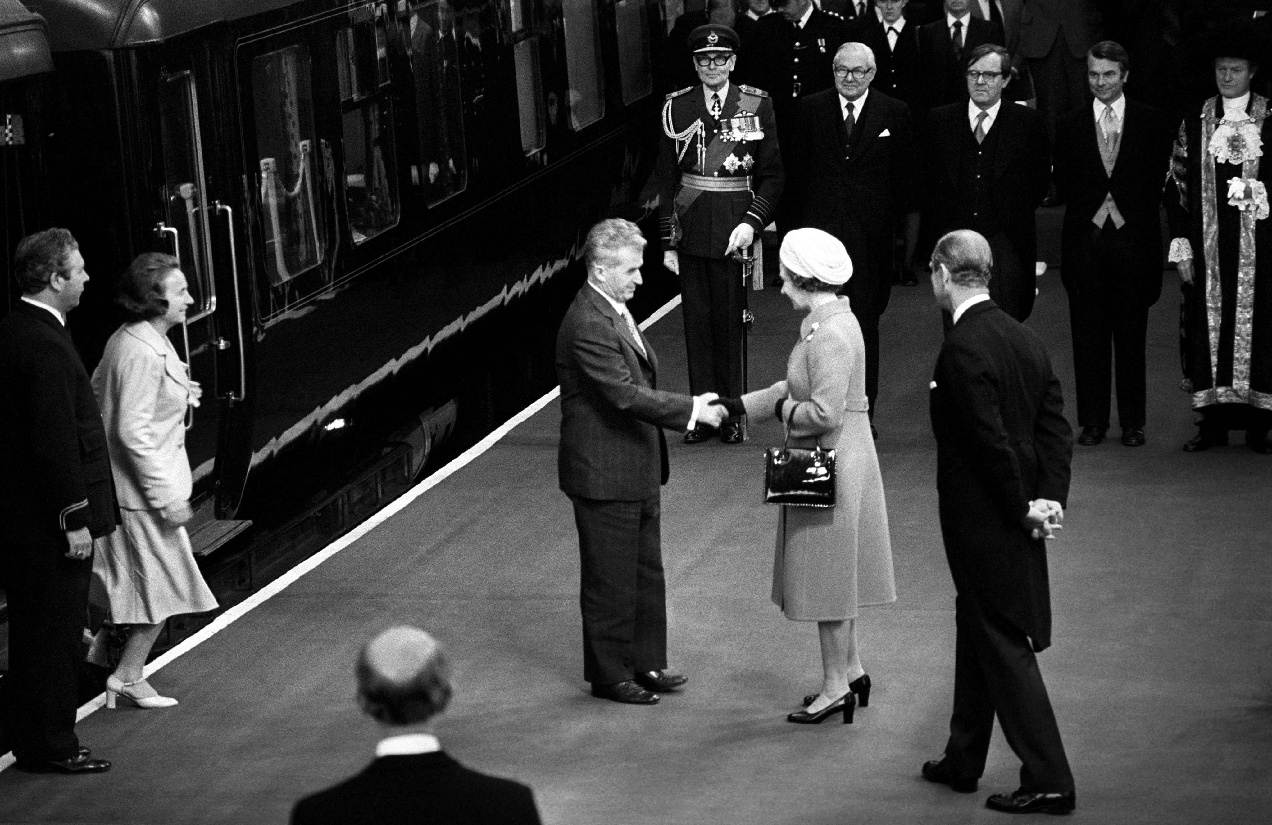 Regina Elisabeta a II-a. Mari întâlniri cu liderii lumii: de la Tito la Indira Gandhi, Papa Ioan Paul al II-lea, Gorbaciov sau Nicolae Ceaușescu